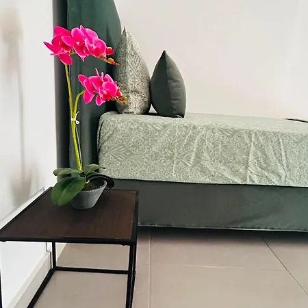 Iris Apartment *